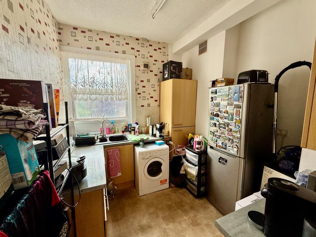 Lot: 18 - MIXED USE PROPERTY WITH PLANNING FOR ADDITIONAL MAISONETTE TO REAR - Kitchen
